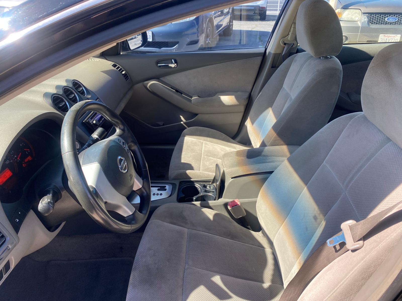 2009 Nissan Altima 2.5 (1N4AL21E79C) with an 2.5L L4 DOHC 16V engine, 6-Speed Manual Overdrive transmission, located at 44356 Date Ave., Lancaster, CA, 93534, (661) 945-6555, 34.688919, -118.139374 - Photo #3